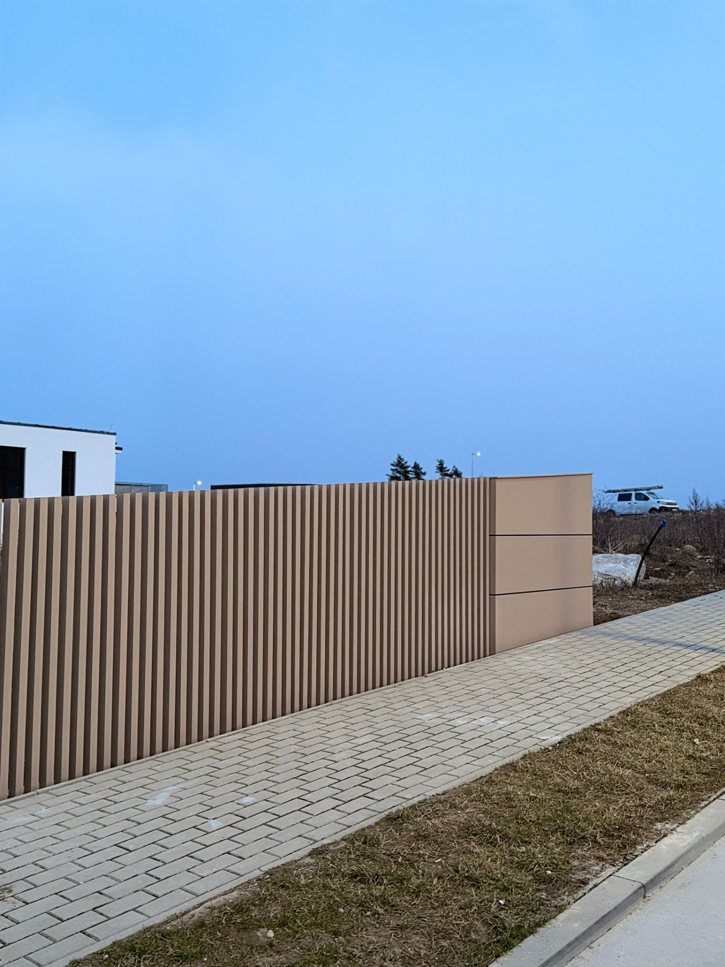 plot před moderním rodinným domem u ulice