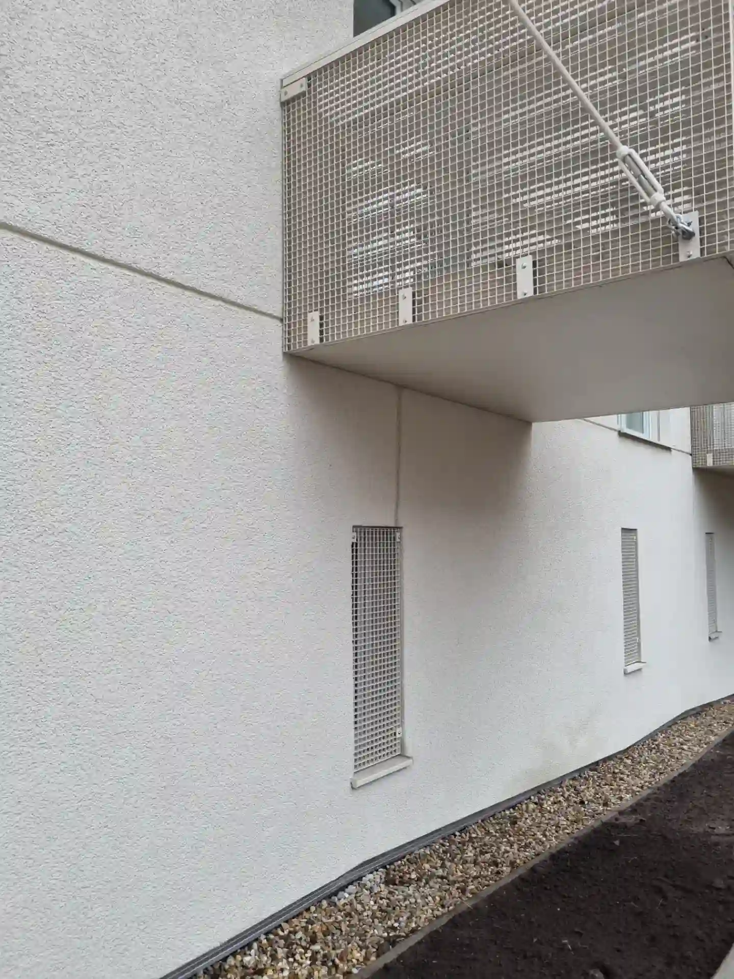 Detail kotvení balkónové konstrukce a lanového závěsu na fasádě