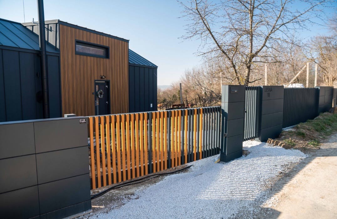 Antracitový plot s oranžovými akcentními lamel