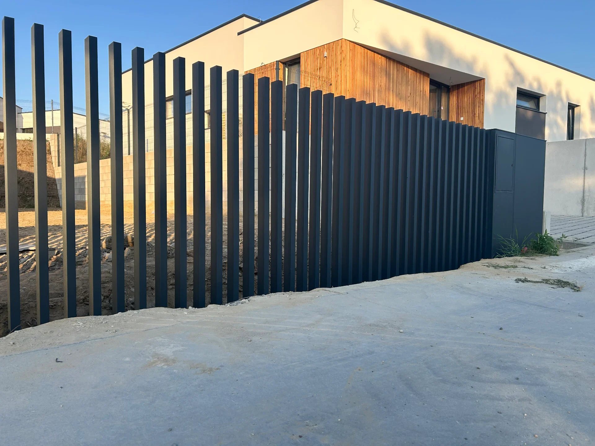 vysoký detail vysokých antracitových lamel moderního oplocení u rodinného domu