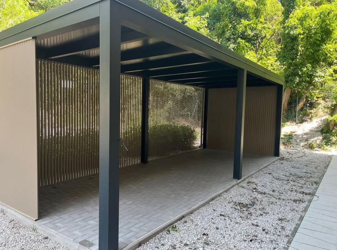 Béžový přístřešek pro auto s lamelovými bočnicemi