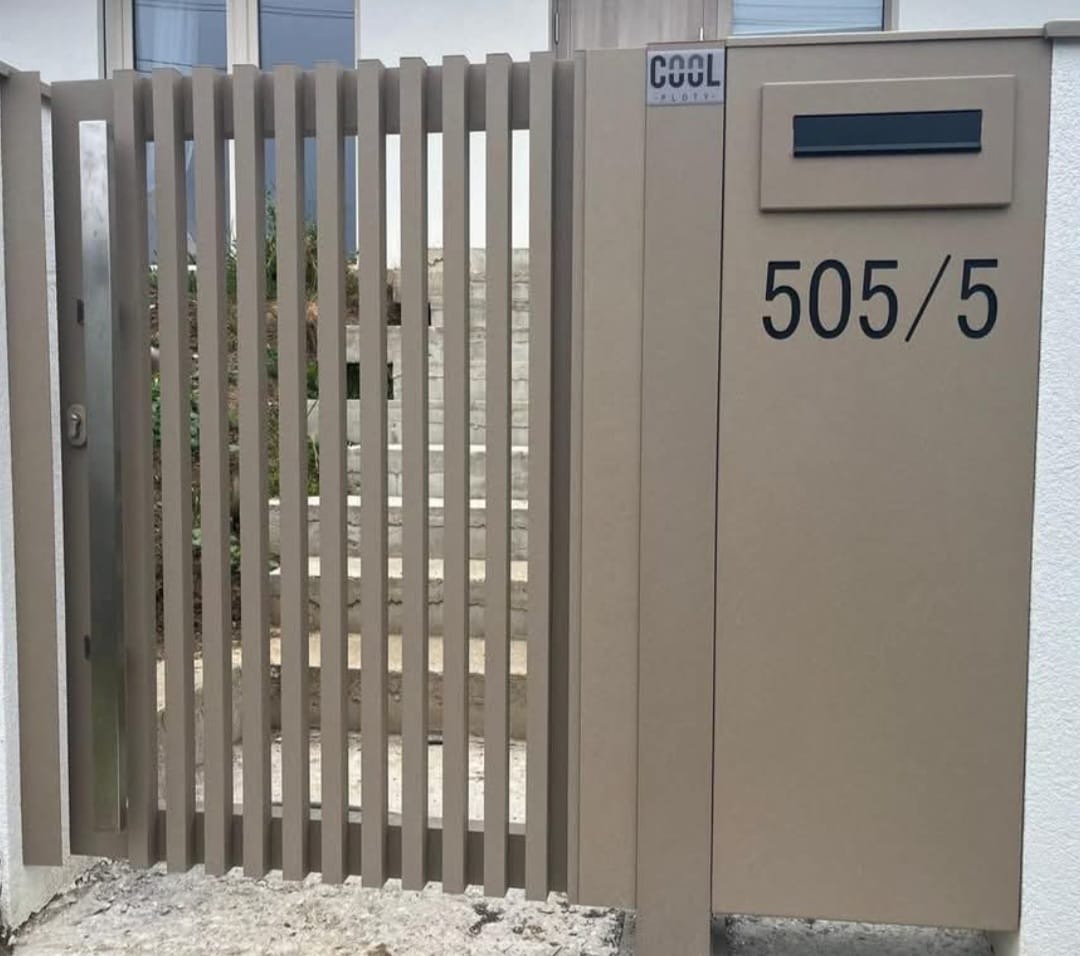 Písková písková lamelová branka se sloupkem, schránkou a číslem 505/5