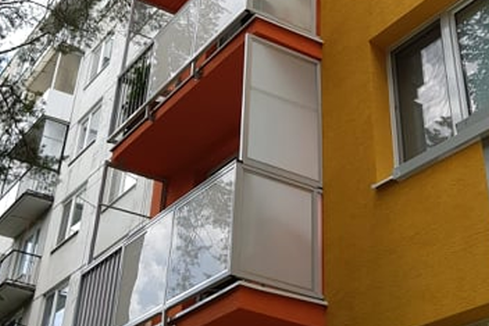 Boční dělící stěna mezi balkony bytového domu
